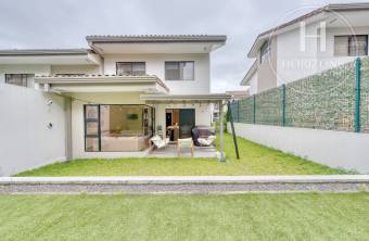 Casa en Venta en Condominio La Estefana en Sabanilla 3 Habitaciones más Mezzanine nja1409d