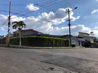 CORNER SINGLE-STORY HOUSE WITH INDEPENDENT APARTMENT FOR SALE IN MONTEALEGRE, ZAPOTE