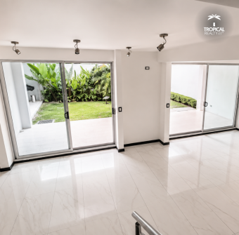 Casa Moderna en Alquiler con 3 Habitaciones en Suite en Santa Ana