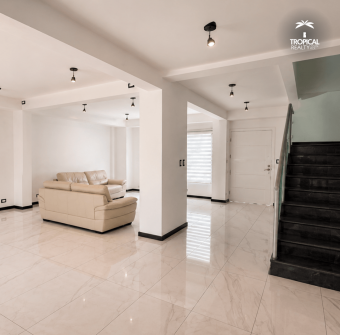 Casa Moderna en Alquiler con 3 Habitaciones en Suite en Santa Ana