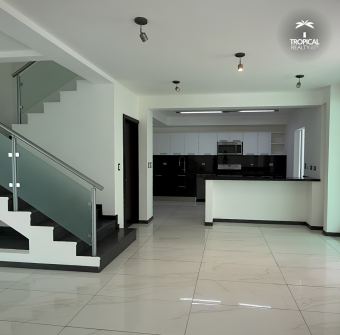 Casa Moderna en Alquiler con 3 Habitaciones en Suite en Santa Ana
