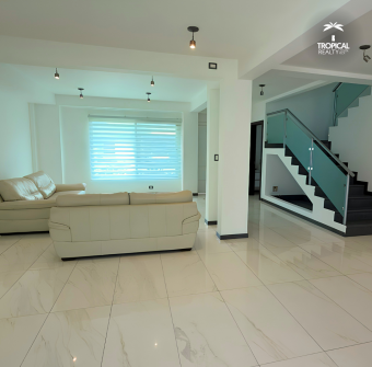 Casa Moderna en Alquiler con 3 Habitaciones en Suite en Santa Ana