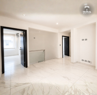 Casa Moderna en Alquiler con 3 Habitaciones en Suite en Santa Ana