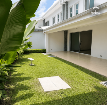 Casa Moderna en Alquiler con 3 Habitaciones en Suite en Santa Ana