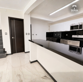 Casa Moderna en Alquiler con 3 Habitaciones en Suite en Santa Ana