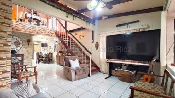 Venta de casa esquinera de 4 habitaciones con terraza #26-2265 GS