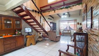 Venta de casa esquinera de 4 habitaciones con terraza #26-2265 GS