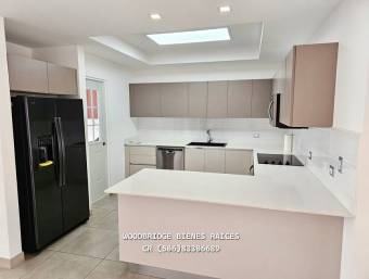 Casa en alquiler Escazú Guachipelín $2.700/ en condominio