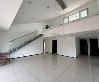 Penthouse de 2 niveles en venta en Condominio Vereda del Río, Santa Ana. Bien adjudicado bancario