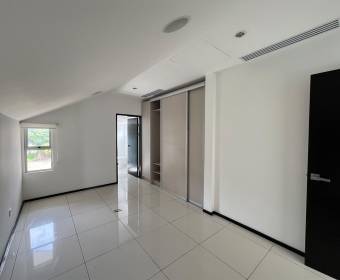 Penthouse for sale in Vereda del Río Condominium, Santa Ana, San José. Bank-owned property. Penthouse for sale in Vereda del Río Condominium, Santa Ana, San José. Bank-owned property.