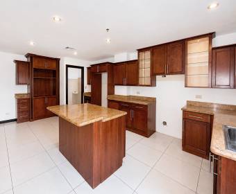 Penthouse de un nivel en venta en Condominio Valle Arriba, San Rafael de Escazú. Remate bancario