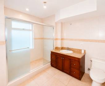 Penthouse de un nivel en venta en Condominio Valle Arriba, San Rafael de Escazú. Remate bancario