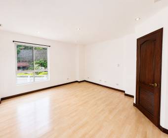Penthouse de un nivel en venta en Condominio Valle Arriba, San Rafael de Escazú. Remate bancario