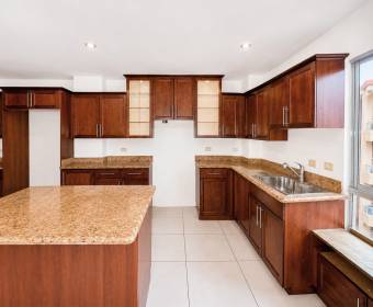 Penthouse de un nivel en venta en Condominio Valle Arriba, San Rafael de Escazú. Remate bancario