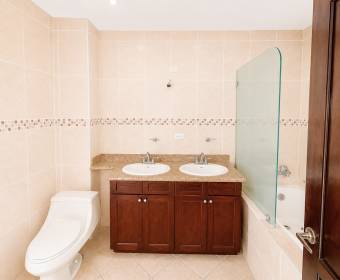 Penthouse de un nivel en venta en Condominio Valle Arriba, San Rafael de Escazú. Remate bancario