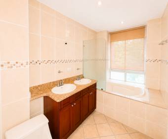 Penthouse de un nivel en venta en Condominio Valle Arriba, San Rafael de Escazú. Remate bancario