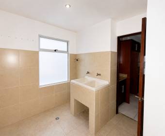 Penthouse de un nivel en venta en Condominio Valle Arriba, San Rafael de Escazú. Remate bancario
