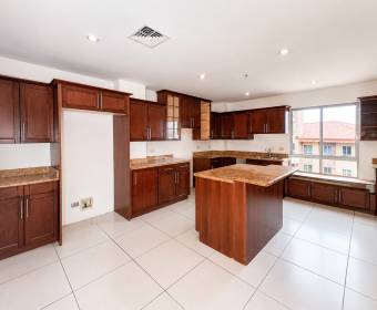 Penthouse de un nivel en venta en Condominio Valle Arriba, San Rafael de Escazú. Remate bancario