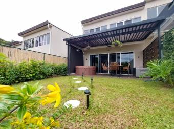 Venta casa con terraza y patio Ciudad Colón