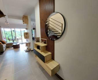 Venta casa con terraza y patio Ciudad Colón