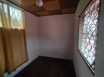 Venta  Casa esquinera de 4 habitaciones con amplio parqueo en Hatillo #26-899 GS