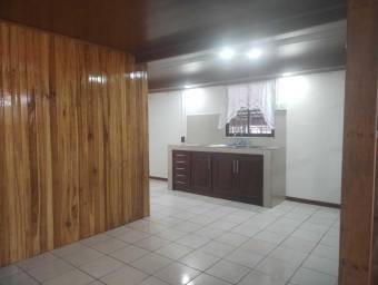 Venta  Casa esquinera de 4 habitaciones con amplio parqueo en Hatillo #26-899 GS