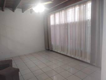 Venta  Casa esquinera de 4 habitaciones con amplio parqueo en Hatillo #26-899 GS