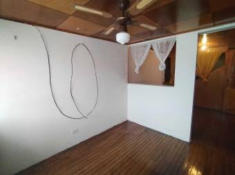 Venta  Casa esquinera de 4 habitaciones con amplio parqueo en Hatillo #26-899 GS