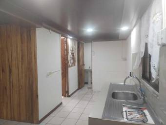 Venta  Casa esquinera de 4 habitaciones con amplio parqueo en Hatillo #26-899 GS