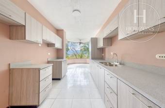 Apartamento en Venta en Primer Piso en Condominio Altos de Mayorca en San Rafael de Escazú