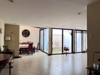 Se alquila apartamento en San Pedro Montes de Oca 25-1627