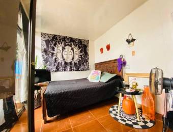 Venta  Casa de 5 habitaciones con apartamento independiente en Montes de Oca #26-1715 GS