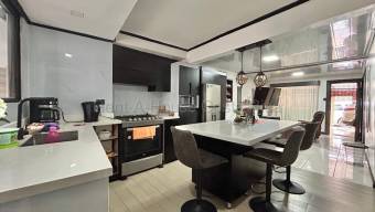 Venta de Hermosa Casa en El Guarco de Tobosí. 