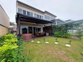 Venta de Hermosa Casa en CONDOMINIO en Mora-Colón. 