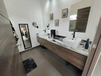 Venta de Hermosa Casa en CONDOMINIO en Mora-Colón. 