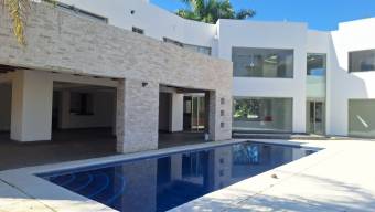 ¡PRECIO DE REMATE! Casa en Residencial Manantiales