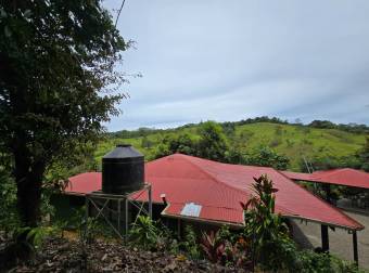 SE VENDE REFUGIO AUTOSOSTENIBLE CON NACIENTES DE AGUA Y VISTAS A LA MONTAÑA