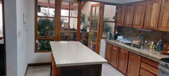 Se vende linda y amplia casa en Guayabos de Curridabat Se vende linda y amplia casa en Guayabos de Curridabat