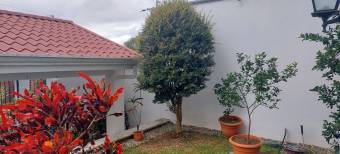 Se vende linda y amplia casa en Guayabos de Curridabat