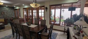 Se vende linda y amplia casa en Guayabos de Curridabat Se vende linda y amplia casa en Guayabos de Curridabat