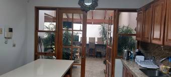 Se vende linda y amplia casa en Guayabos de Curridabat Se vende linda y amplia casa en Guayabos de Curridabat