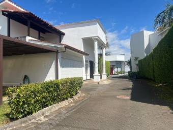 Venta de Lujosa y Amplia Casa en Santa Ana / Mls. 26-1558 OFC JB