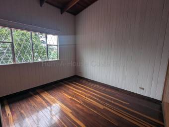 Venta de casa familiar de 4 habitaciones con patio y 2 parqueos #26-2165 GS