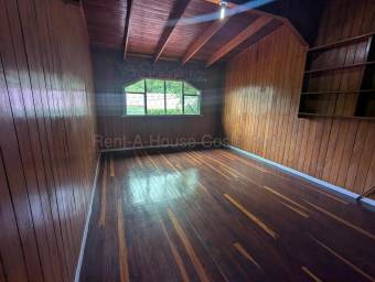 Venta de casa familiar de 4 habitaciones con patio y 2 parqueos #26-2165 GS