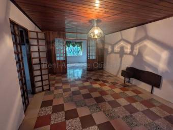 Venta de casa familiar de 4 habitaciones con patio y 2 parqueos #26-2165 GS