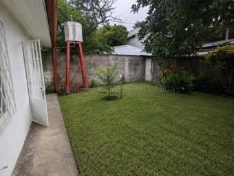 Venta de casa familiar de 4 habitaciones con patio y 2 parqueos #26-2165 GS