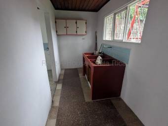 Venta de casa familiar de 4 habitaciones con patio y 2 parqueos #26-2165 GS