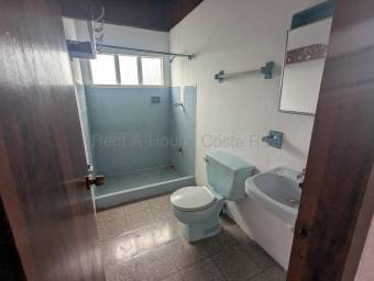 Venta de casa familiar de 4 habitaciones con patio y 2 parqueos #26-2165 GS