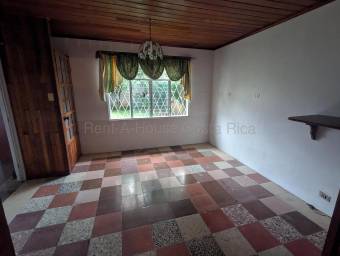 Venta de casa familiar de 4 habitaciones con patio y 2 parqueos #26-2165 GS