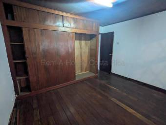 Venta de casa familiar de 4 habitaciones con patio y 2 parqueos #26-2165 GS
